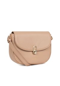 Borsa a tracolla in pelle beige con chiusura a patta, hardware dorato e superficie liscia; presenta una tracolla regolabile e una leggera curvatura.