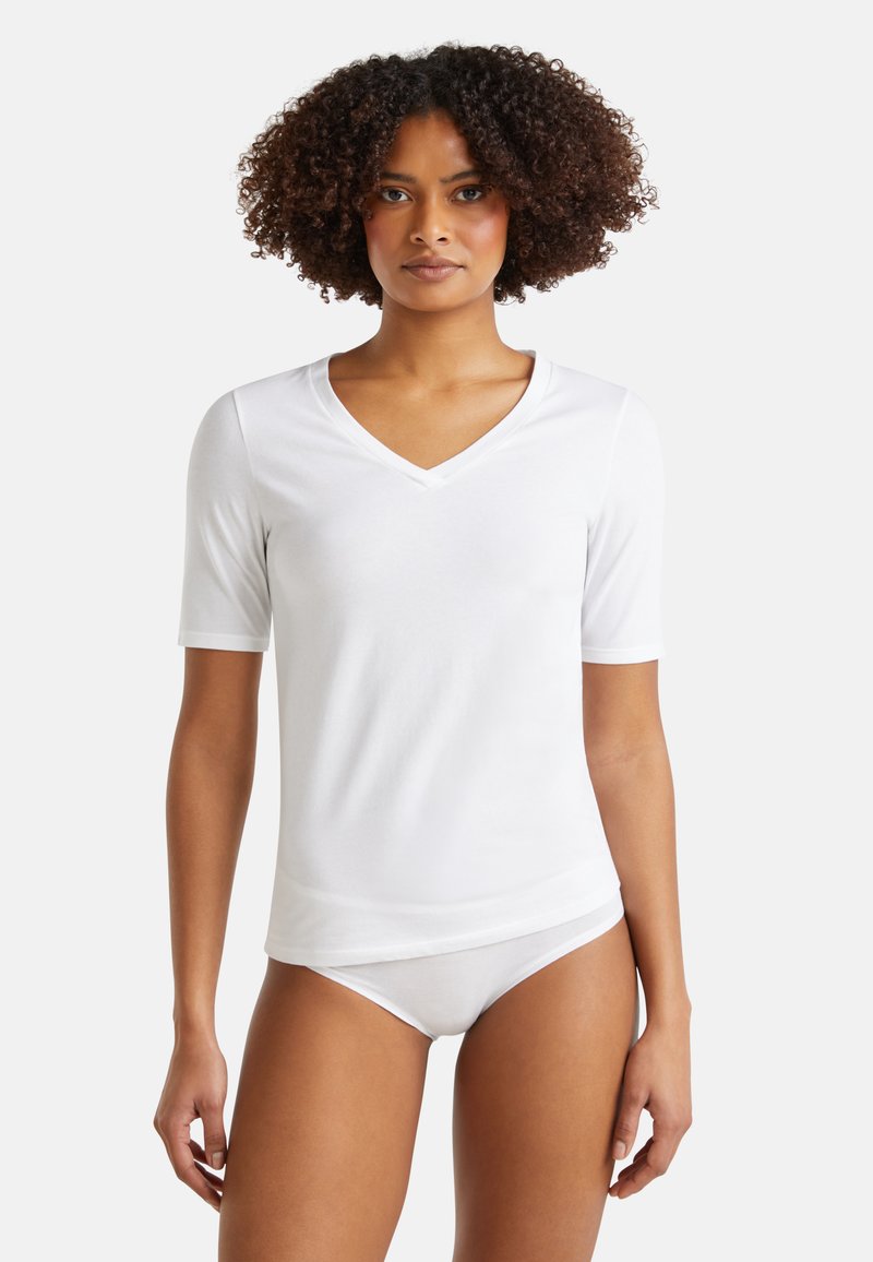 Weißes kurzärmliges V-Neck-Oberteil aus glattem, leichtem Stoff. Verfügt über eine figurbetonte Passform und einen subtilen Glanz für einen eleganten Look.