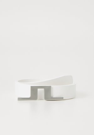 Biely kožený opasok s minimalistickým dizajnom a strieborným obdĺžnikovým kovovým sponou. Hladký povrch, bez vzorov.