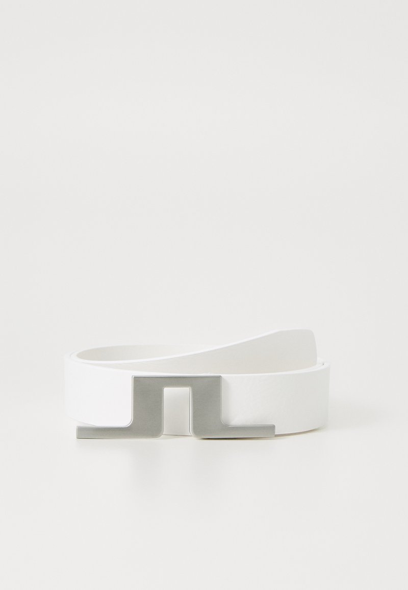 Vit läderbälte med en minimalistisk design och en fyrkantig metallspänne i silverfärg. Slät yta, inga mönster.