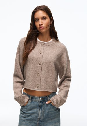 Bershka, CREW NECK WITH BUTTONS - KNIT CARDIGAN - Gilet - sand