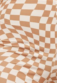 Brązowo-biała cekinowa tkanina o gładkiej, lekko błyszczącej teksturze z falującymi wzorami i subtelnymi marszczeniami na powierzchni.