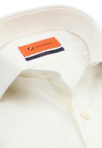 Witte overhemd met een gladde textuur, voorzien van een knoopsluiting bij de kraag, een enkele knoop manchetten en een oranje en marineblauw etiket aan de binnenkant.
