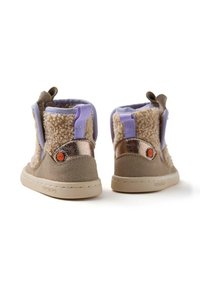 Botas de tobillo de ante marrón con textura de pelo sintético beige y acentos de cobre brillante, con ribete de tela lavanda y un tirador trasero.