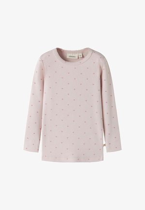 Lichtroze kinderlange mouwen shirt met klein roze hartjespatroon, geribbelde structuur en ronde hals, weergegeven op een effen witte achtergrond.