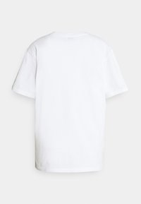 Hvid bomulds T-shirt med korte ærmer, rund hals og en afslappet pasform. Glat tekstur, ensfarvet design, ingen mønstre eller grafikker.