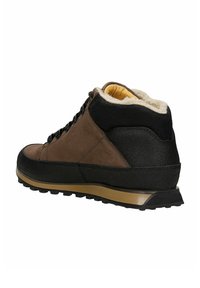 Botte de randonnée marron et noire avec doublure en fourrure beige, lacets noirs, semelle robuste et protection rembourrée pour la cheville, inclinée pour montrer le côté extérieur.