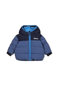 Giacca imbottita in toni di blu, con cappuccio blu navy, foderato in turchese, zip frontale e polsini elasticizzati. Include il logo Timberland sul petto.
