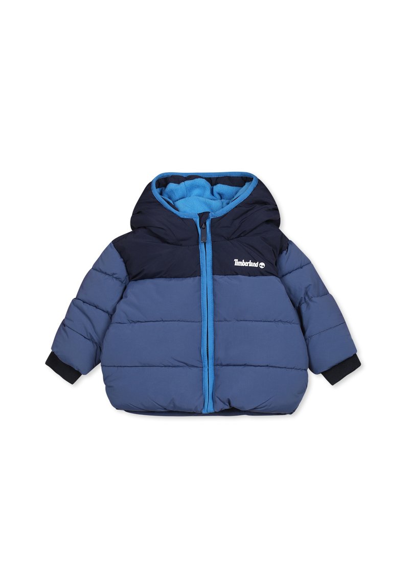 Giacca imbottita in toni di blu, con cappuccio blu navy, foderato in turchese, zip frontale e polsini elasticizzati. Include il logo Timberland sul petto.