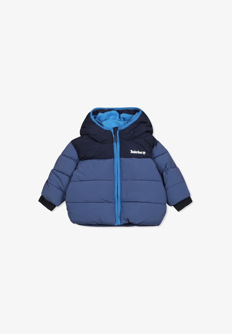 Giacca imbottita in toni di blu, con cappuccio blu navy, foderato in turchese, zip frontale e polsini elasticizzati. Include il logo Timberland sul petto.