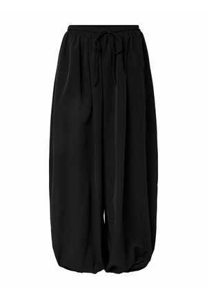 Černé volné kalhoty s elastickým pasem a šňůrkou na stažení. Hladká textura s uvolněným, širokým střihem nohavic.