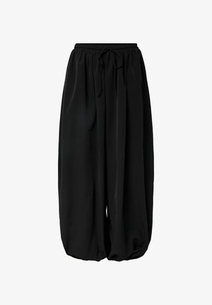 Černé volné kalhoty s elastickým pasem a šňůrkou na stažení. Hladká textura s uvolněným, širokým střihem nohavic.