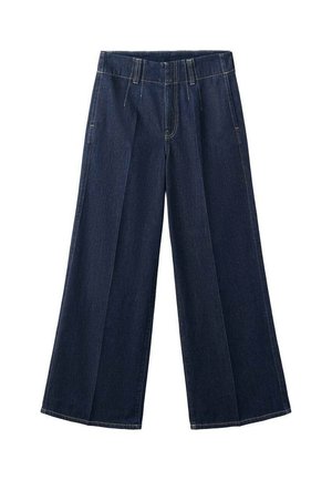 Jeans denim a gamba larga di colore blu scuro con pieghe frontali, passanti per cintura e cuciture visibili.