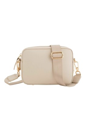Beige rechteckige Crossbody-Tasche mit goldfarbener Hardware und breitem, verstellbarem Riemen auf weißem Hintergrund.