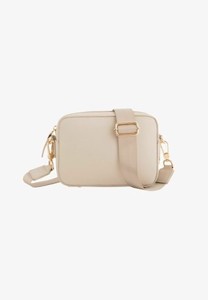 Bolso bandolera rectangular beige con herrajes dorados y correa ancha ajustable sobre fondo blanco.