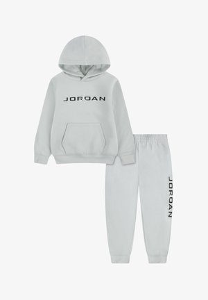 Ensemble sweat à capuche et pantalon de survêtement gris clair avec logo "JORDAN" noir et silhouette Jumpman sur le devant et sur la jambe, ceinture élastique sur le pantalon.
