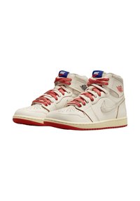 Hochtopsneaker aus cremefarbenem Leder mit roten Schnürsenkeln und Gummisohle. Mit blauer Markenkennung auf der Zunge und einem Logo am Knöchel.