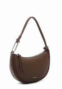 Sac à main en cuir marron avec une forme incurvée, surface texturée et fermeture éclair sur le dessus. La bandoulière comporte un accent métallique en ton argent.