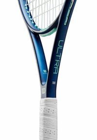Raqueta de tenis azul con un grip blanco texturizado. Las características incluyen un marco delgado, un patrón de cuerdas abierto y "ULTRA 100" impreso en el vástago.