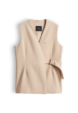 Beige ärmellose Weste mit V-Ausschnitt, Seitenriemen mit Metallring und kleinem Brusttasche, flach auf weißem Hintergrund liegend.