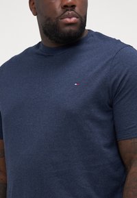 Tommy Hilfiger ESSENTIAL TEE - Basic T-shirt - desert sky heather