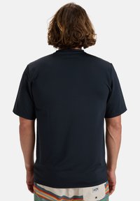 Herrskjorta med kort ärm i mörk marinblå, tillverkad av ett slätt, lätt stoff med rundad halsringning och avslappnad passform, utan synliga logotyper.