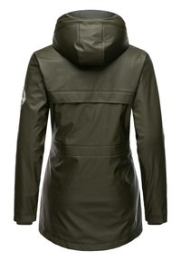 Parka impermeabilă de culoare verde măsliniu cu glugă, având o textură netedă, un conector orizontal pe spate și un patch cu logo brodat pe mânecă.