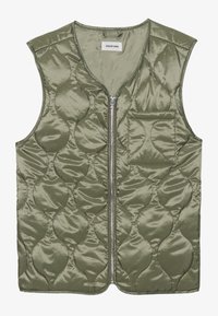Gilet trapuntato verde oliva con zip davanti, caratterizzato da una tasca sul petto e una finitura testurizzata. Senza maniche, in tessuto liscio simile alla satin.