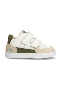 Baskets blanches et vertes avec un mélange de cuir et de daim, dotées de deux straps Velcro, d'un design perforé et d'une semelle en caoutchouc.