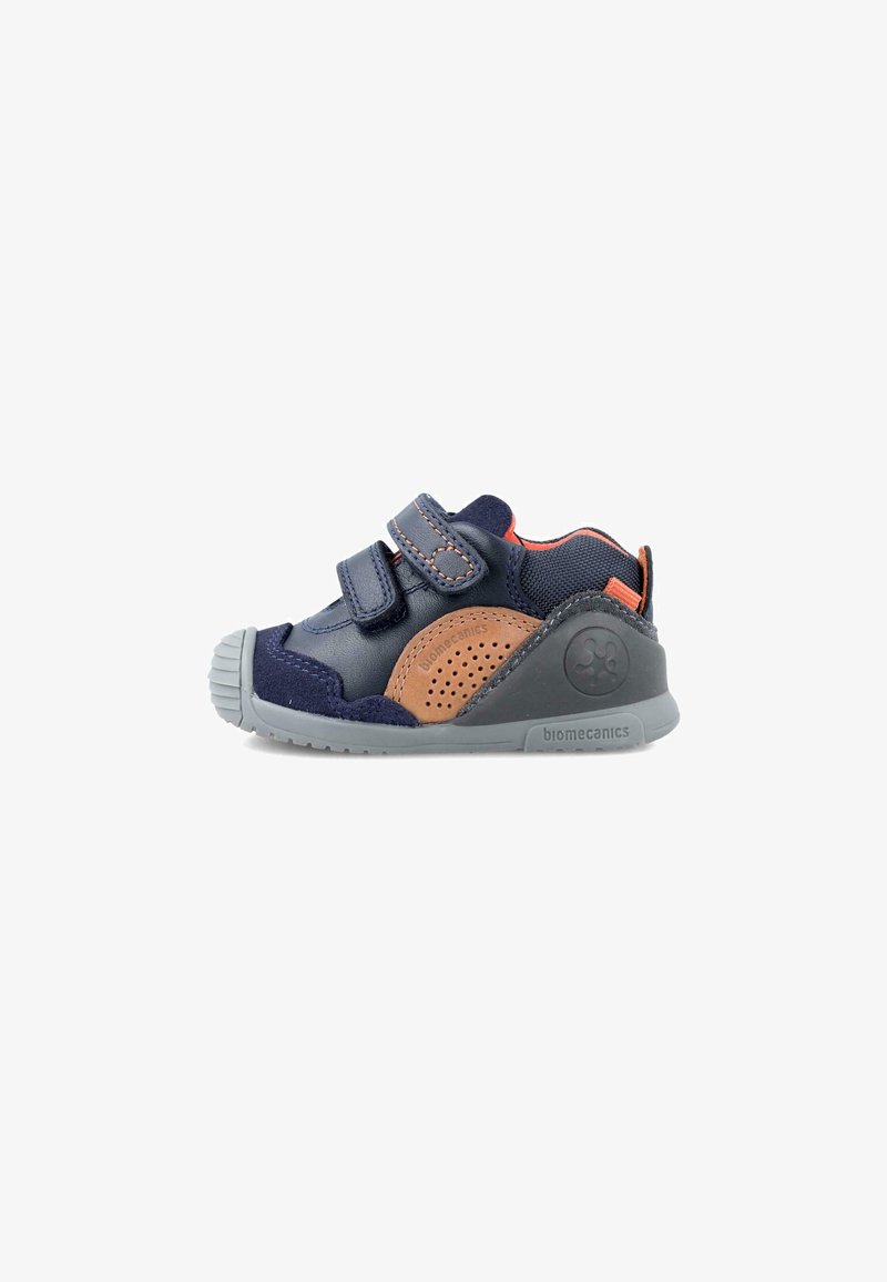 Zapato infantil azul y marrón con correas de Velcro, cuero texturizado y paneles de malla transpirable. Suela de goma gris con un dibujo de banda de rodadura.