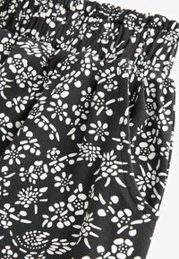 Next REGULAR FIT - Kalhoty - black  white floral print