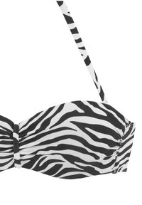 Top de bikini con estampado de cebra en blanco y negro, con textura fruncida, detalles en las tiras y un diseño bandeau elegante.