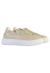 Baskets en cuir beige avec semelles en caoutchouc blanc, dotées d'un tige texturée, d'un bout rond et d'une fermeture éclair décorative sur le côté. Design à lacets.