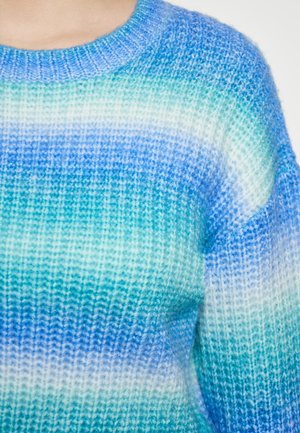 Strickpullover mit horizontalen Streifen in verschiedenen Blau- und Türkistönen. Rundhalsausschnitt, weiche Textur und lockerer Schnitt.