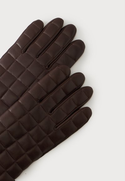 Gants en cuir marron foncé avec un motif matelassé, posés à plat avec les doigts étendus sur un fond clair uni.