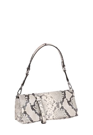 Kleine rechteckige Handtasche mit beigem und schwarzem Schlangenhautmuster, einem kurzen Griff und einem abnehmbaren Schultergurt mit Schnalle.