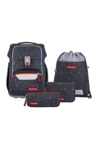 Das Rucksack-Set besteht aus einem dunkelgrauen Stoff mit einem geometrischen Muster aus roten und weißen Dreiecken. Es umfasst einen Hauptrucksack, eine Zugtasche und zwei Beutel.