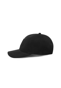 Must musträbiga kaabu, millel on kumer visor, valmistatud pehmest kangast, väikeste silmadega ja diskreetne logo tikand küljes.