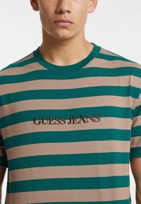 Guess Jeans STRIPED - Marškinėliai su spaudiniu - mehrfarbig grün