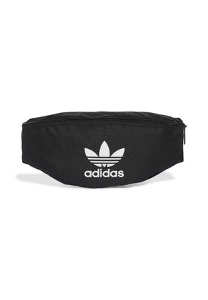 Schwarze Adidas Bauchtasche mit weißem Trefoil-Logo und Schriftzug auf der Vorderseite sowie Reißverschluss oben.