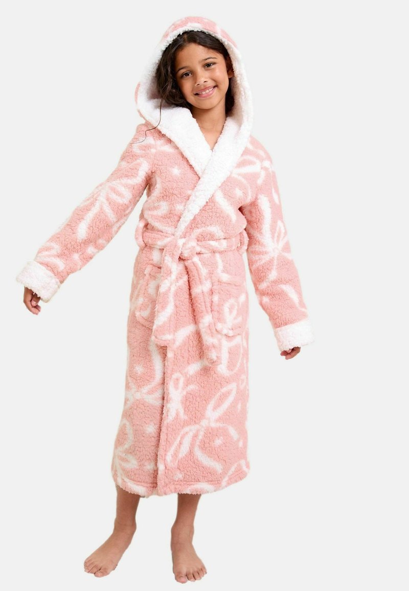 Accappatoio in plush rosa con cappuccio, accenti bianchi e motivo floreale. Presenta maniche lunghe, tasche e una cintura da annodare in vita. Tessuto morbido.