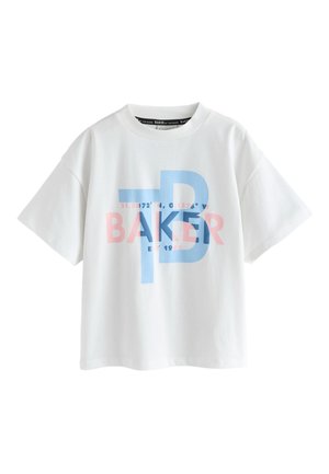 Valkoinen lyhythihainen T-paita, jossa edessä suuret päällekkäiset siniset "TB"-kirjaimet ja vaaleanpunainen "BAKER", pyöreä pääntie.