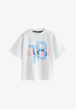 T-shirt bianca a maniche corte con grandi lettere sovrapposte "TB" in blu e "BAKER" in rosa sulla parte anteriore, scollo rotondo.