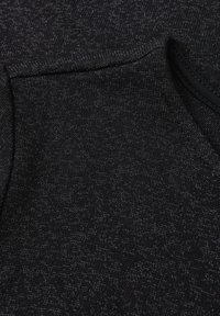 Tmavě šedá pletená látka s texturovaným povrchem. Materiál má jemné barevné odstíny a hladký povrch podél okrajů.