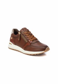 Zapatillas de cuero marrón con un acabado texturizado, que presentan una cremallera lateral, diseño de cordones, media suela blanca y suela de goma. Accentos dorados presentes.