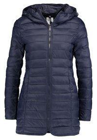 Mörkblå puffjacka med frontdragkedja, huva och en kviltad design. Har långa ärmar och sidofickor, tillverkad av ett mjukt och lätt material.