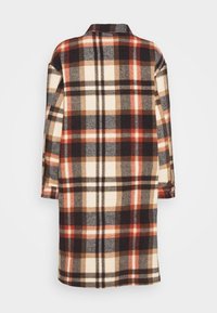 Lang uldfrakke med et plaidmønster i brun, beige, sort og orange, vist fra ryggen på en hvid baggrund.