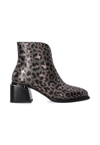 Kozáky s leopardím vzorem vyrobené z texturovaného materiálu s černým blokovým podpatkem. Mají mírně špičatou špičku a design sahající do kotníků.