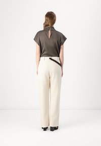 Pinko PAINT PANTALONE - Kalhoty - beige betulla