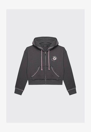 Szara, krótka bluza z kapturem z przednim zamkiem, różowe sznureczki i haftowany kwiatowy wzór na lewej piersi. Posiada dwie przednie kieszenie.